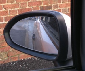 Kerbside parking reference point in mirror